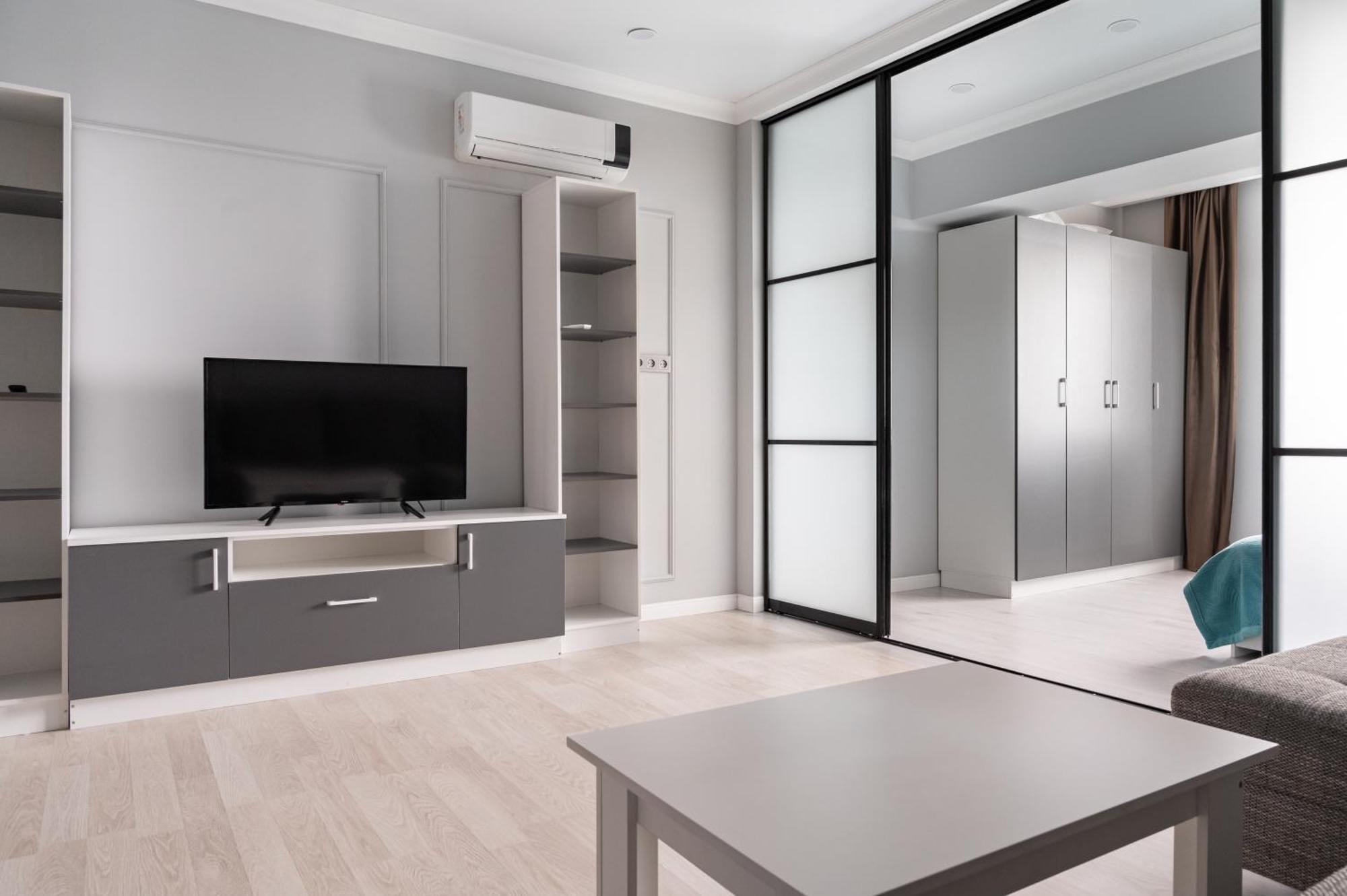 One Bedroom Apartment Next To Arbat In The Heart Of Almaty Bagian luar foto